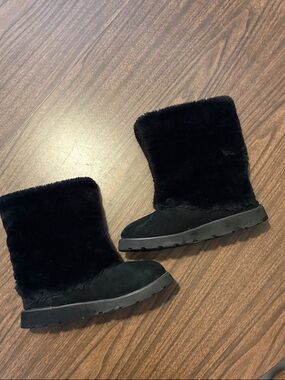 UGG Patten Black on Black Sherpa Lined Boots Size 9